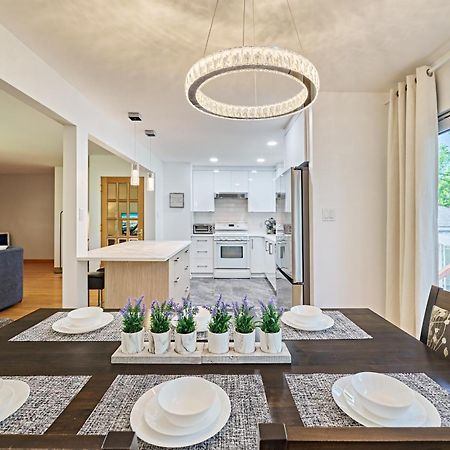 Chinook Executive House Villa Calgary Exterior photo